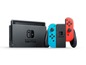 Eine schwarze Nintendo Switch mit zwei blauen und roten Joy-Con-Controllern.