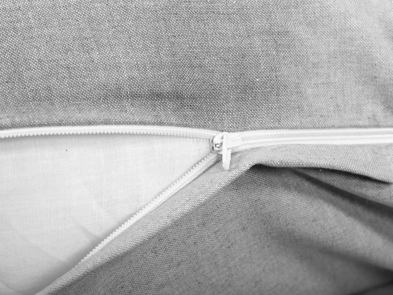 Ein grauer Kissenbezug mit Reißverschluss.
