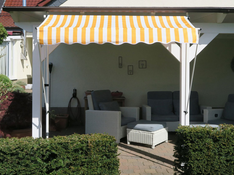 Weiße Gartenmöbel mit gelber Streifenmarkise