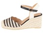 Schwarz-weiß gestreifte Espadrilles mit schwarzem Knöchelriemen.