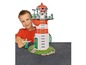 Ein Junge spielt mit einem Playmobil Leuchtturm und einer Figur.