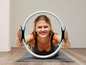 Eine Frau macht Pilates-Übungen mit einem Ring.