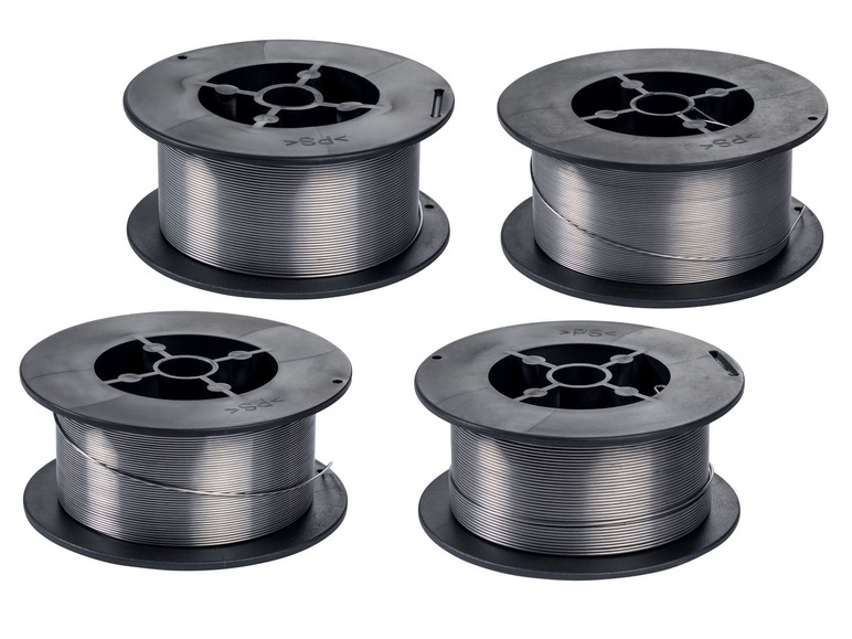 Vier Spulen mit Silberdraht