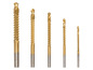 Sechs goldfarbene Bohrer in verschiedenen Größen.