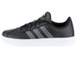 Schwarze Adidas Sneaker mit grauen Streifen.