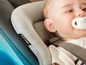 Ein Baby in einem Maxi-Cosi Autositz.