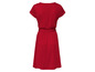 Ein rotes Kleid mit kurzen Ärmeln und einem Gürtel.