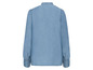 Eine hellblaue Denim-Bluse mit langen Ärmeln.