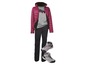 Eine rosa Jacke, ein grauer Pullover und eine schwarze Hose mit Wanderschuhen.