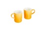 Zwei gelbe Le Creuset Tassen.