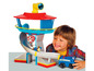 Ein Junge spielt mit einem Paw Patrol Lookout-Spielset und einem Auto.