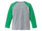 Ein graues T-Shirt mit grünen Raglanärmeln.
