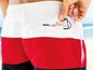 Ein Mann trägt eine rot-weiß-schwarze Badehose mit einem Schlüssel in der Tasche.