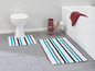 Zwei Badezimmermatten mit blauen Streifen, eine für die Toilette und eine für die Badewanne.
