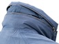 Der Kragen einer blauen Jacke mit Reißverschluss.