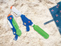Zwei Play-Live Wasserpistolen im Sand.