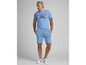 Mann in einem blauen T-Shirt mit 'Athletic Div.' Print und passenden Shorts.