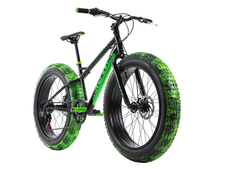 Ein schwarzes Mountainbike mit dicken Reifen und grünen Akzenten.