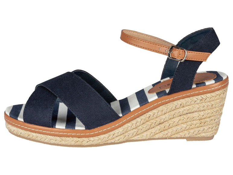 Blaue Espadrilles mit weißen Streifen.