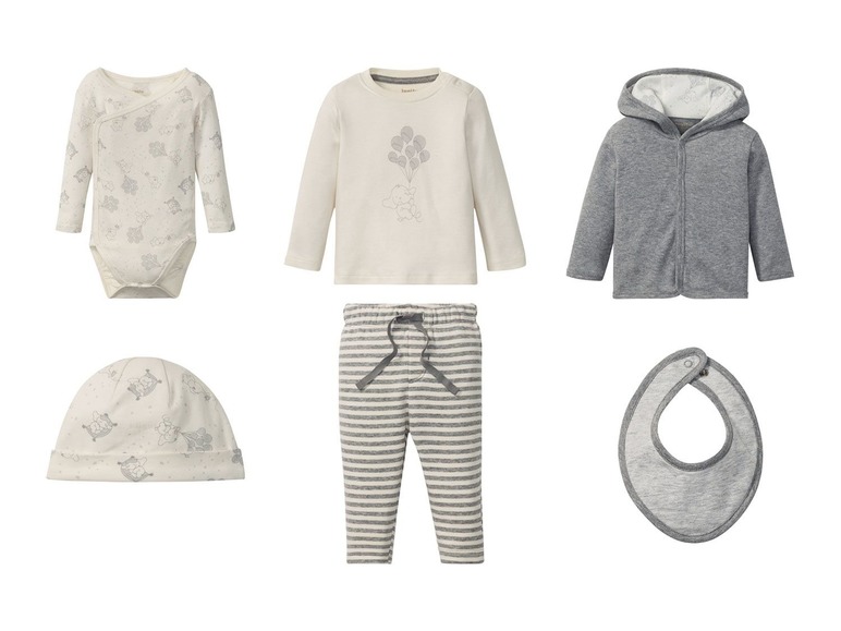 Baby-Kleidungssortiment mit Body, Langarmshirt, Hose, Mütze und Lätzchen.