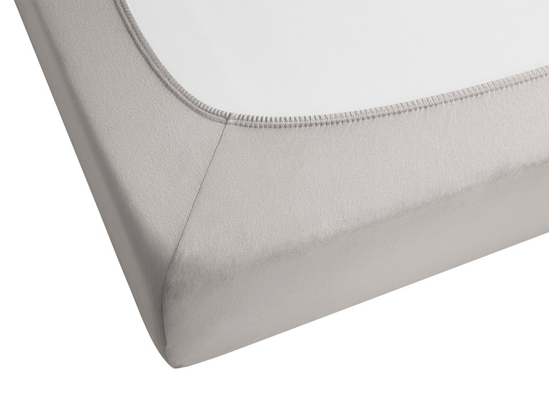 Ein graues Spannbettlaken.