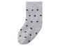 Graue Socke mit grünen Punkten.