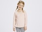 Mädchen in rosa T-Shirt und gestreiften Leggings.