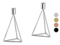 Zwei silberne Kerzenhalter mit dreieckiger Basis.