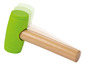 Ein grüner Holzhammer mit einem Holzstiel.