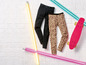 Schwarze und Leoparden-Leggings mit einem rosa Skateboard.