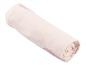 Eine zusammengerollte rosa Babydecke aus Baumwolle.