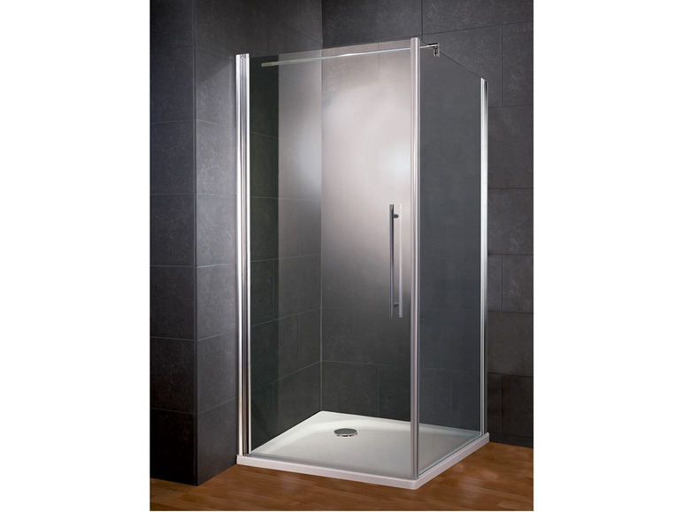 Eine gläserne Duschkabine mit verchromtem Rahmen.