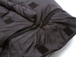 Ein schwarzer Schlafsack mit Reißverschluss und Klettverschluss.