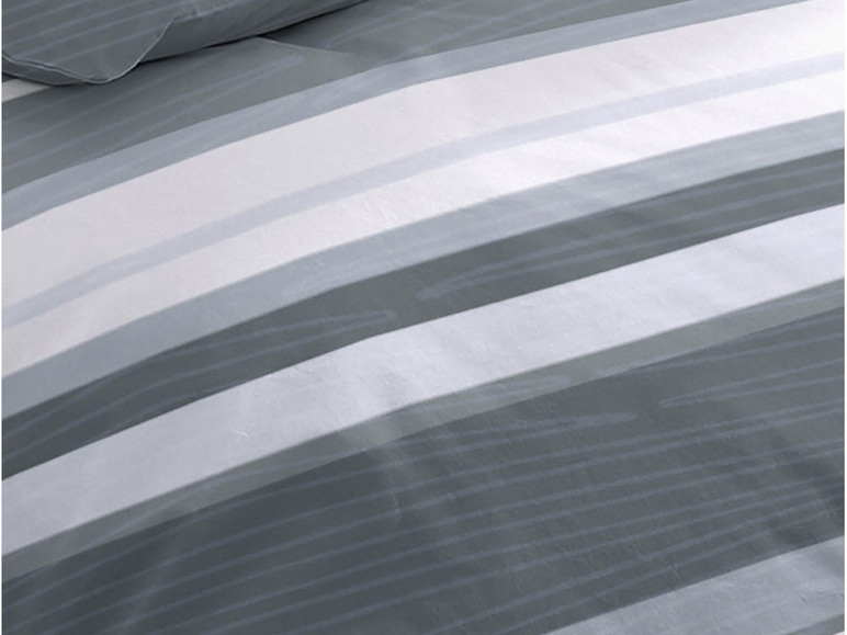 Bettwäsche mit grauen und weißen Streifen.