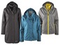 Drei wasserdichte Jacken mit Kapuze in Grau, Blau und Schwarz.