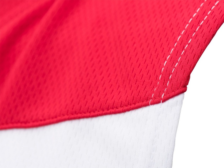 Nahaufnahme eines rot-weißen Sport-Shirts aus Mesh-Gewebe.