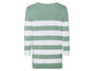 Grün-weiß gestreifter Pullover mit langen Ärmeln.