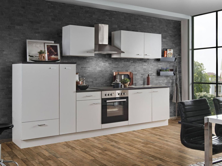 Weiße Küche mit Backofen, Geschirrspüler und Schränken.