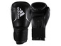Schwarze Adidas Boxhandschuhe.