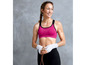 Eine Frau in einem pinken Sport-BH und schwarzen Leggings mit einem Springseil.