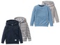 Drei Jungen-Hoodies, einer in Blau, einer in Grau und einer gestreift.