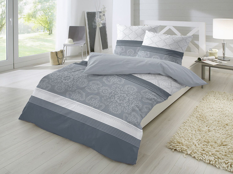 Graue Bettwäsche mit weißem Paisley-Muster.