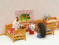 Sylvanian Families Puppen mit einem Bett und einem Schreibtisch