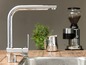 Eine moderne Küchenarmatur mit einem Spülbecken und einem Kaffeemühle.