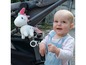 Ein Baby mit einem rosa Einhorn-Plüschtier in einem Kinderwagen.