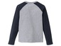 Graues Shirt mit schwarzen Raglanärmeln.