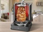 Ein rotierender Grill von Clatronic, der gebratenen Gyros serviert.