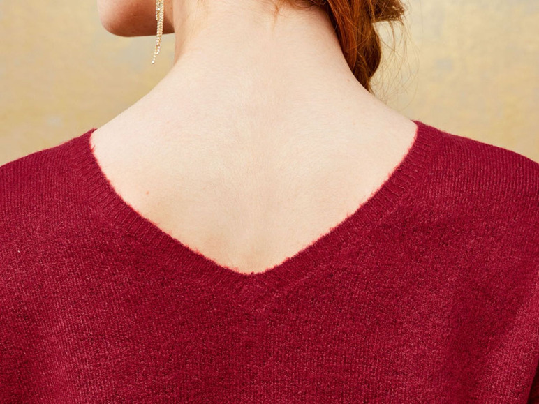 Nahaufnahme eines roten Pullovers mit V-Ausschnitt.