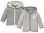 Zwei Baby-Hoodies von Lupilu, einer gestreift und einer einfarbig.