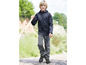 Junge in schwarzer Softshelljacke und grauer Hose.